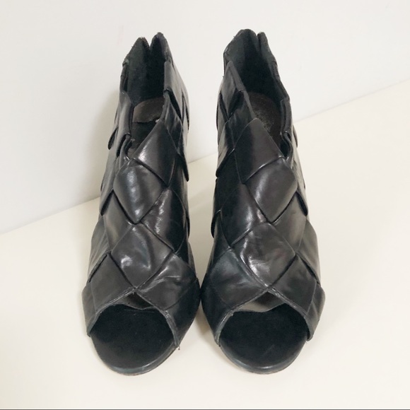 Vince Camuto quilted leather open toe shoes - Picture 3 of 7
